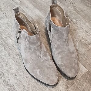 Vionic booties Size 8.5 wide great condition